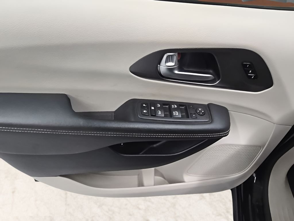 Used 2023 Black Chrysler Touring L image 10