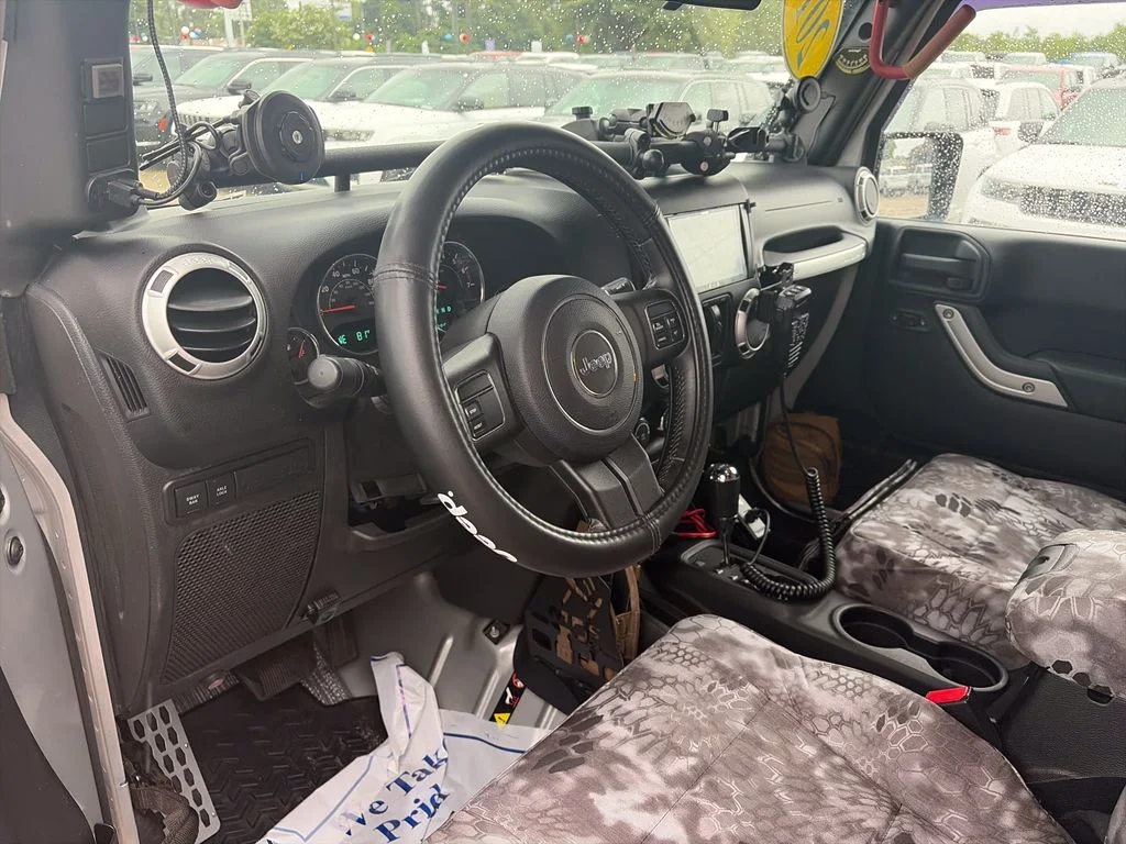 Used 2011 Silver Jeep Unlimited Rubicon image 10