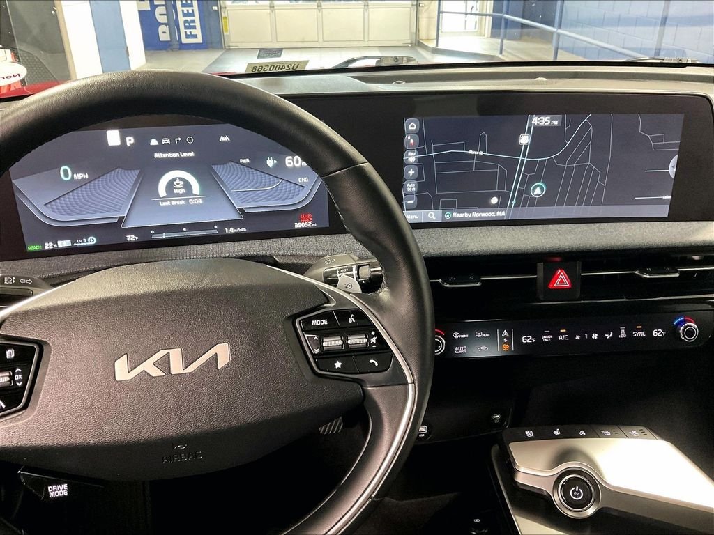 Used 2022 Red Kia Wind image 19