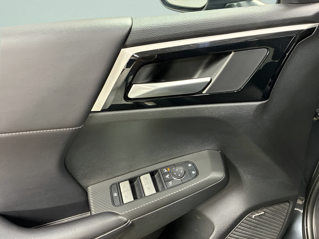 Used 2025  Mitsubishi SE image 21