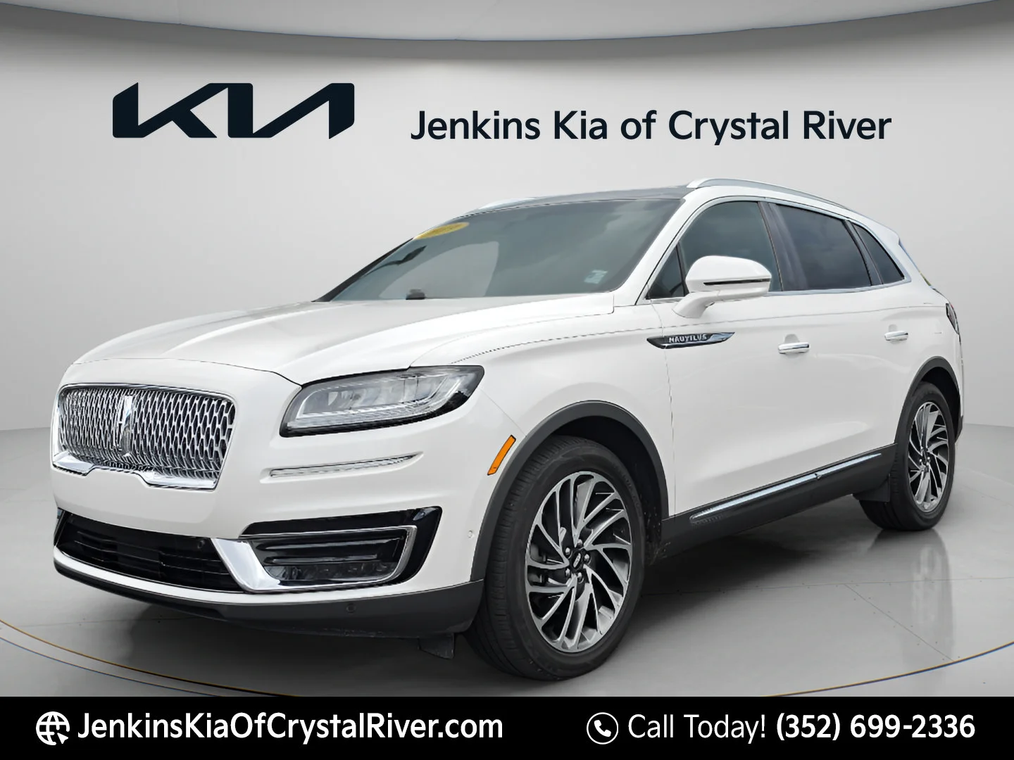 Used 2019 White Platinum Clearcoat Metallic Lincoln Reserve image 11
