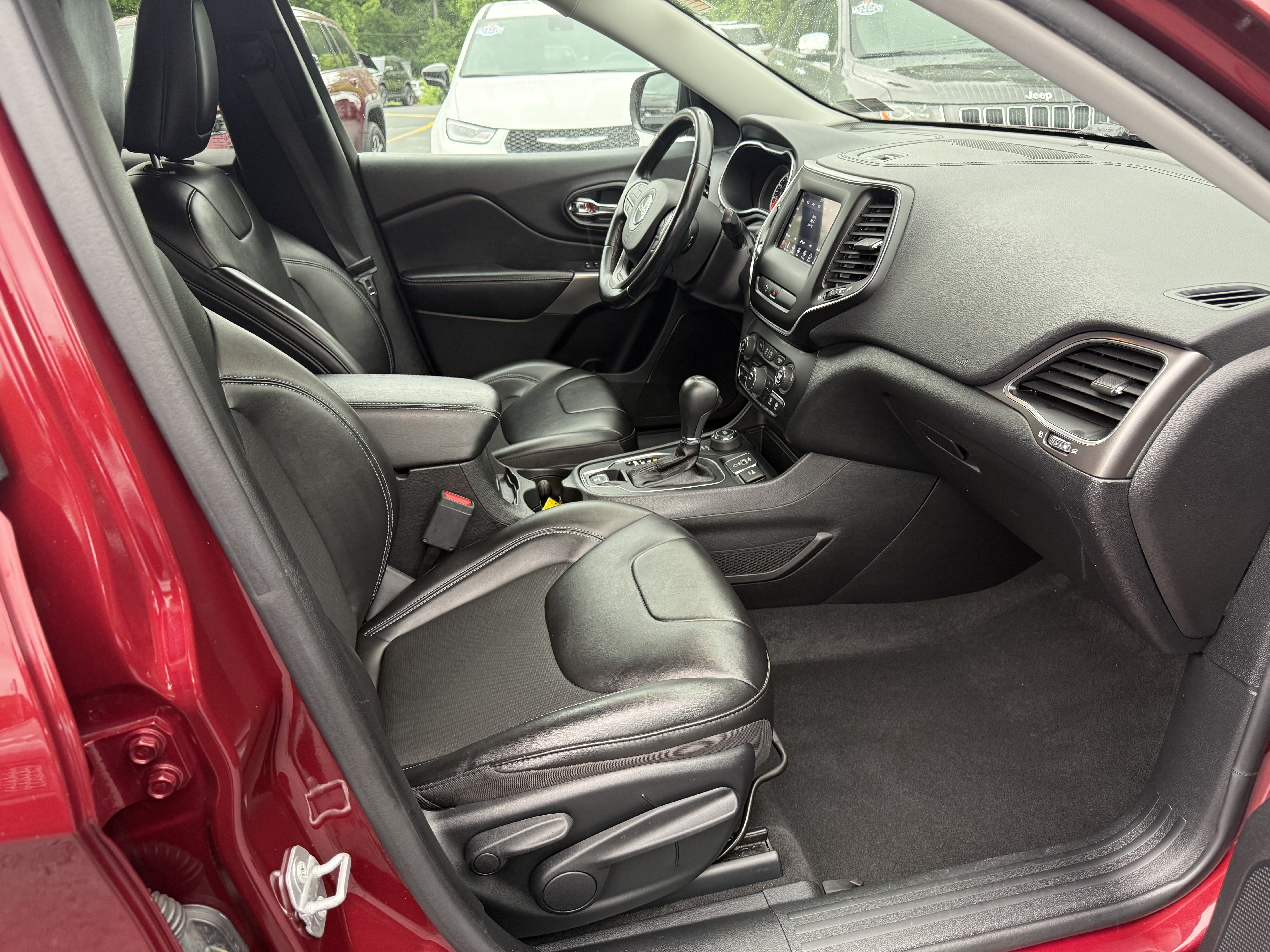 Certified Used 2020 Velvet Red Pearlcoat Jeep Latitude Plus image 15