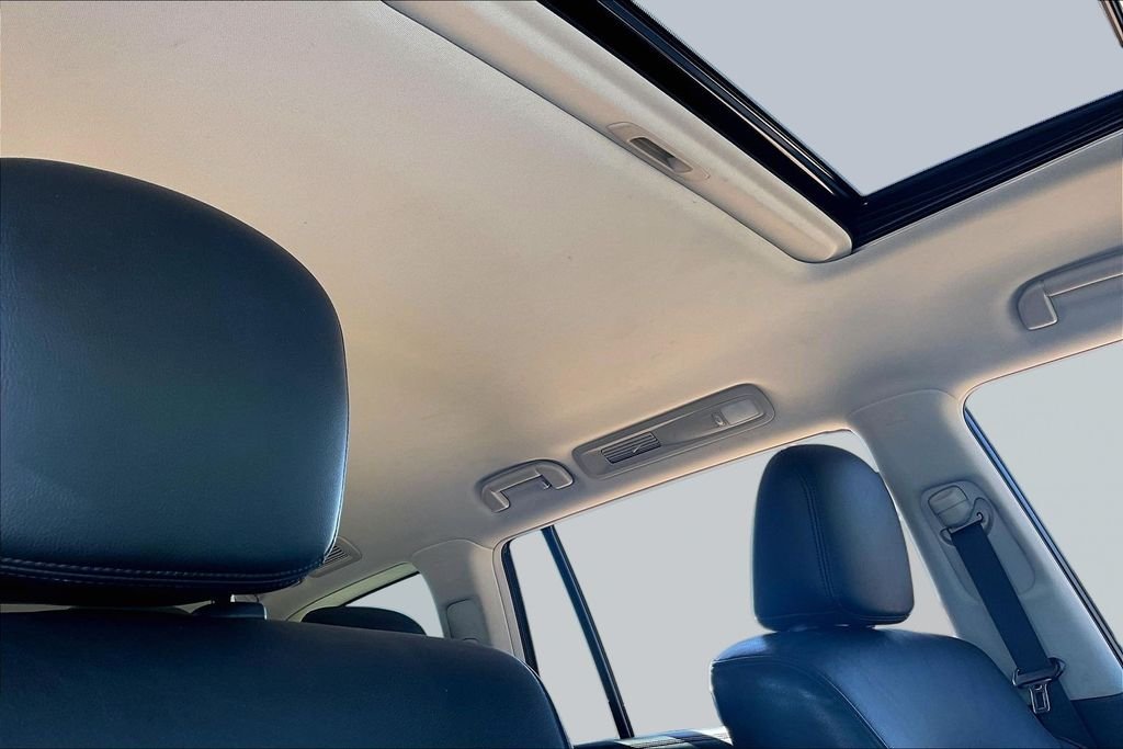 Used 2022 White Nissan SL image 17