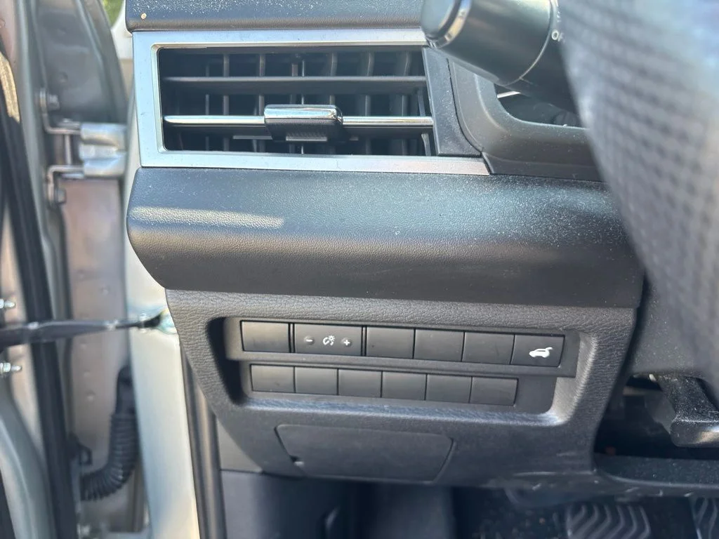 Used 2022 Silver Mitsubishi  image 13