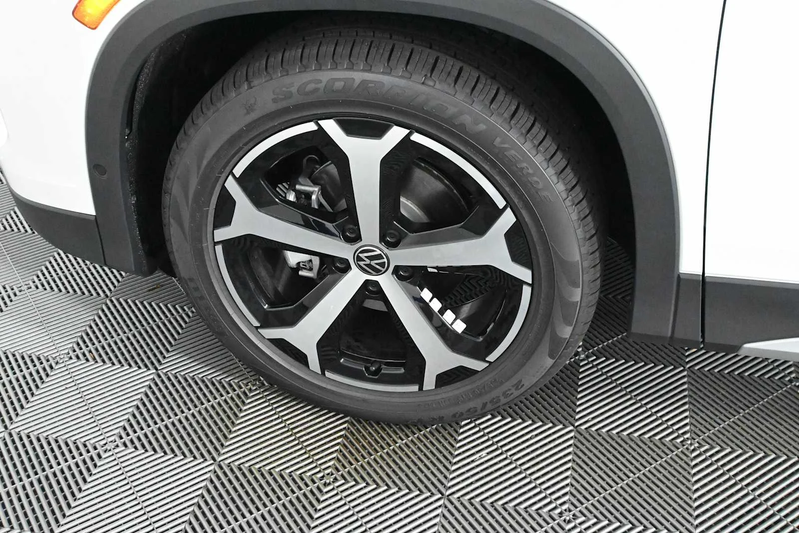 New 2026 Pure White Volkswagen SE image 31
