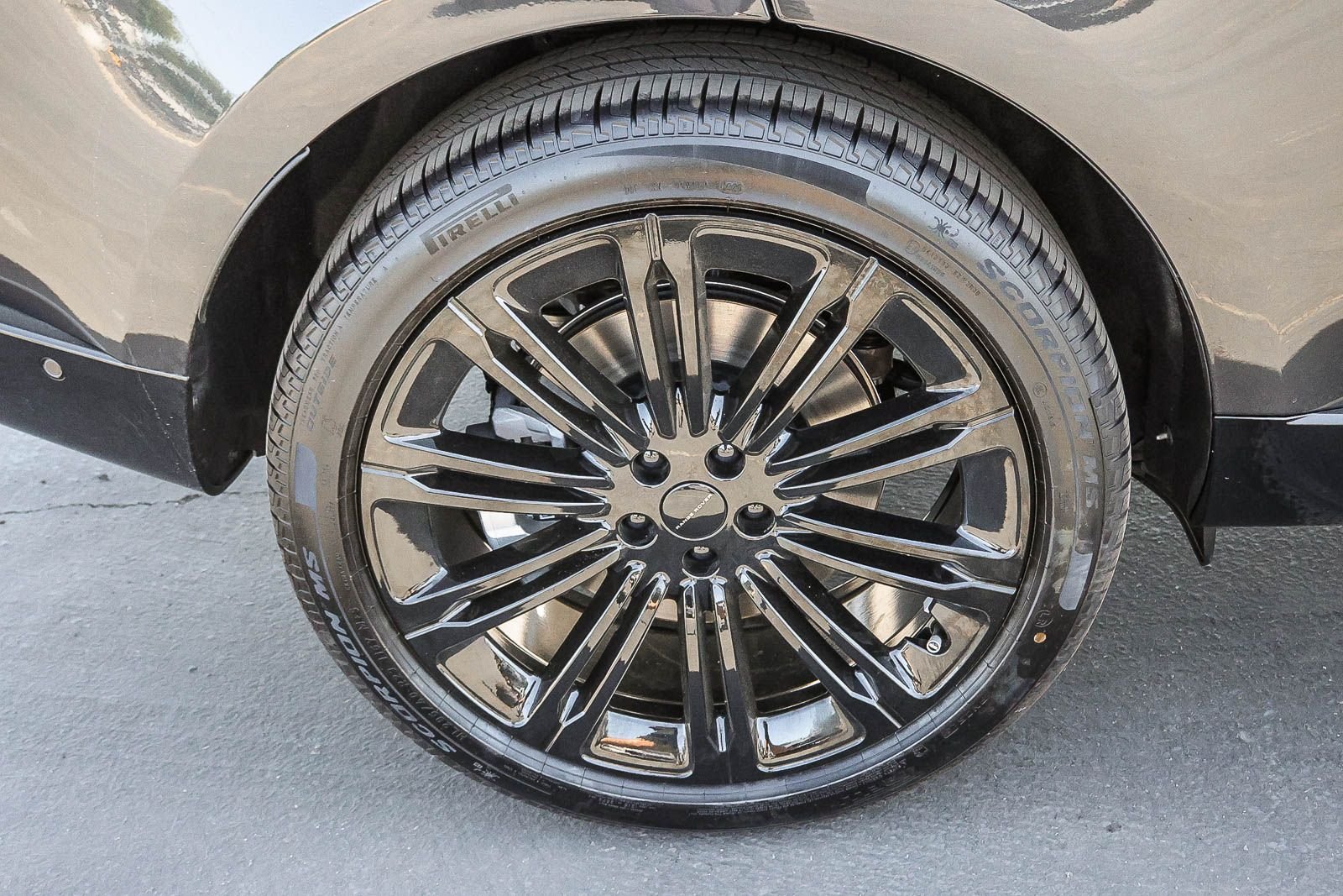 New 2026 Carpathian Grey Land Rover SE image 11