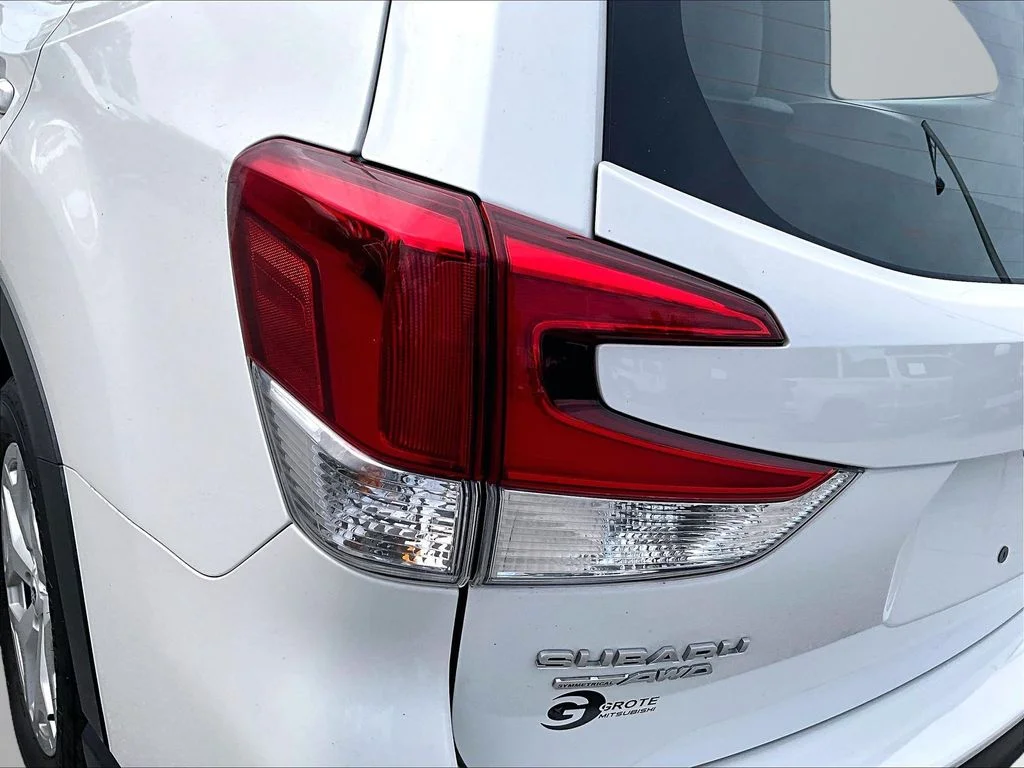 Used 2023 White Subaru Base image 31