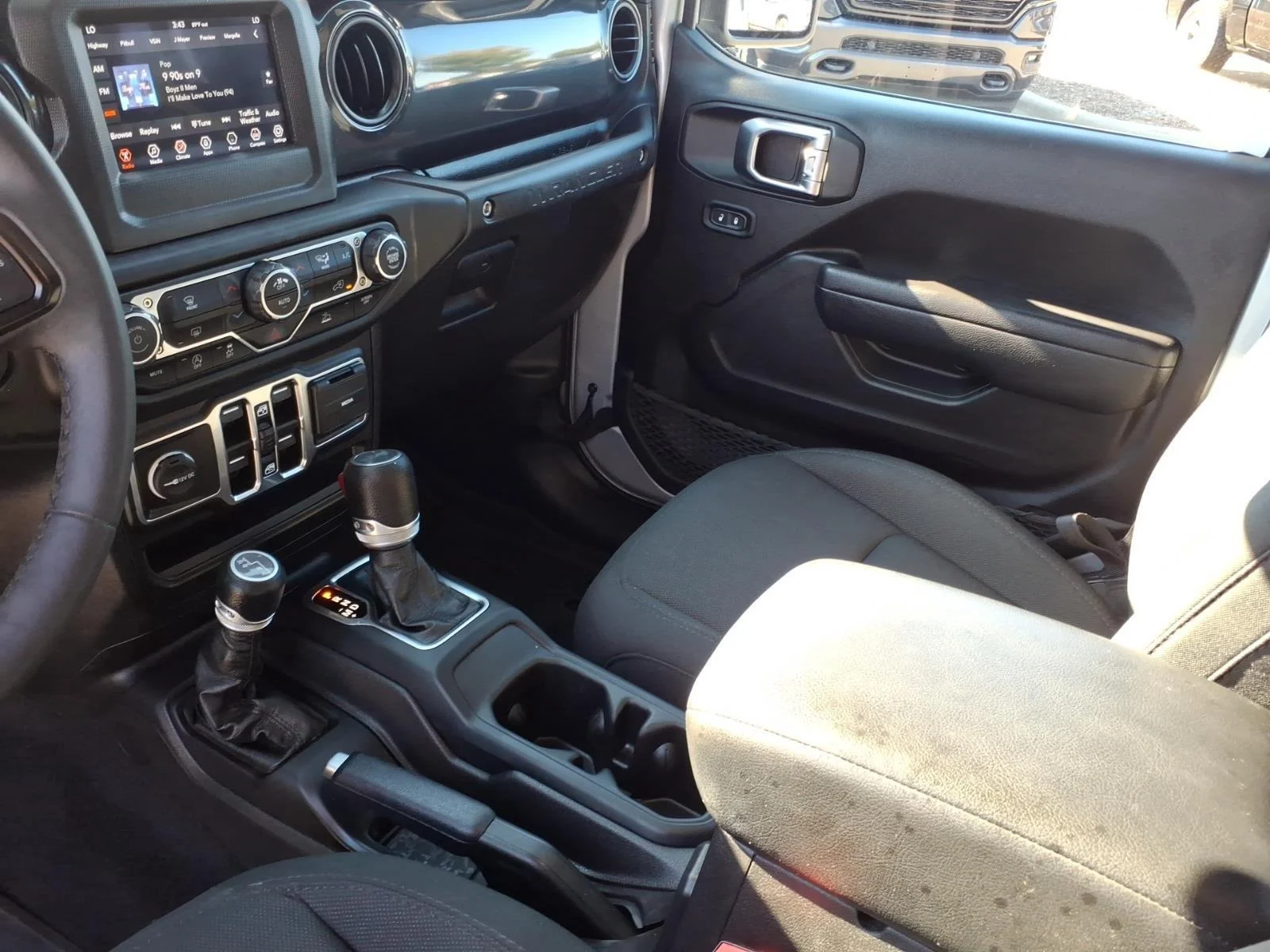 Used 2023 Silver Zynith Clearcoat Jeep Sport Altitude image 21
