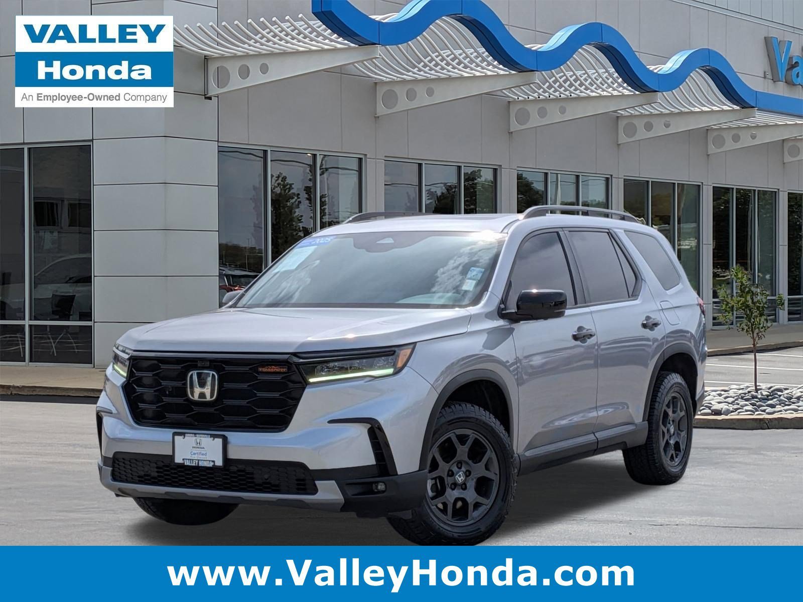 2025 Honda Pilot TrailSport AWD's photo
