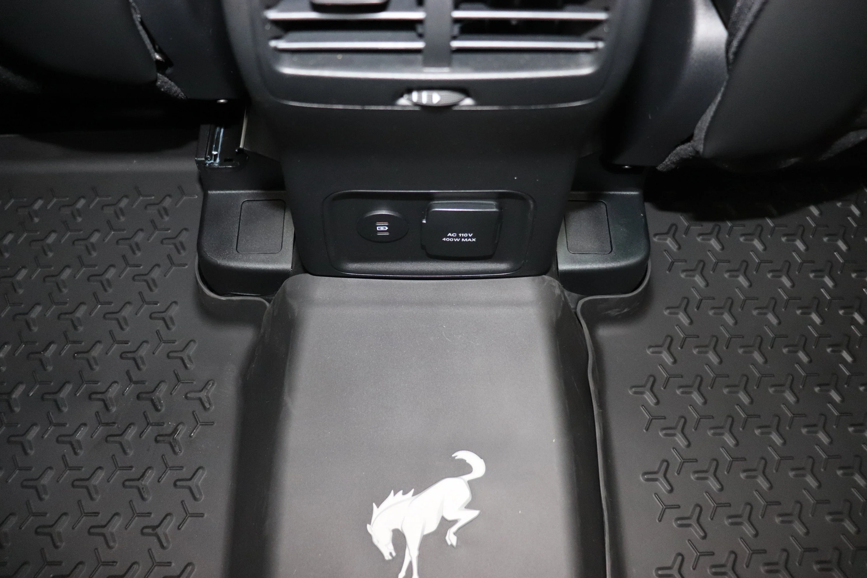 New 2026 CARBONIZED GREY Ford Outer Banks image 19