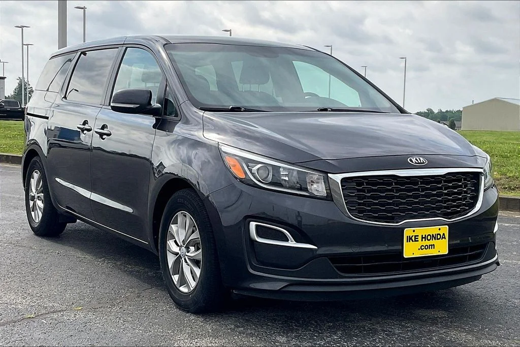2019 Kia Sedona LX's photo