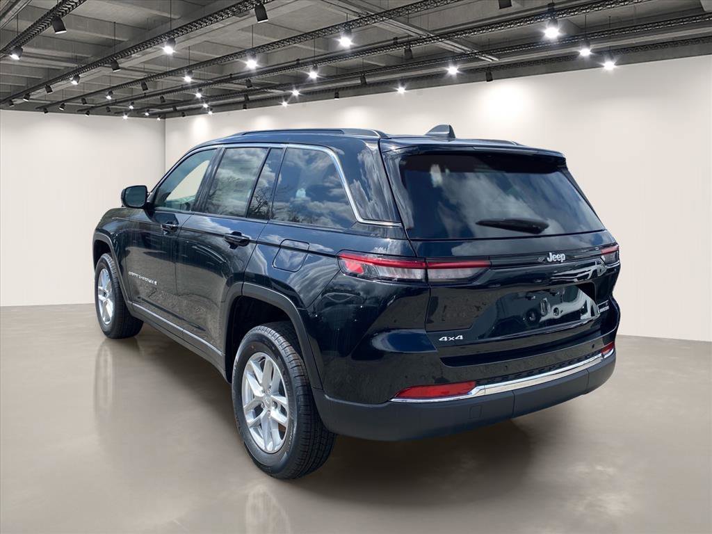New 2026 Diamond Black Crystal Pearl-Coat Exterior Paint Jeep Laredo X image 3