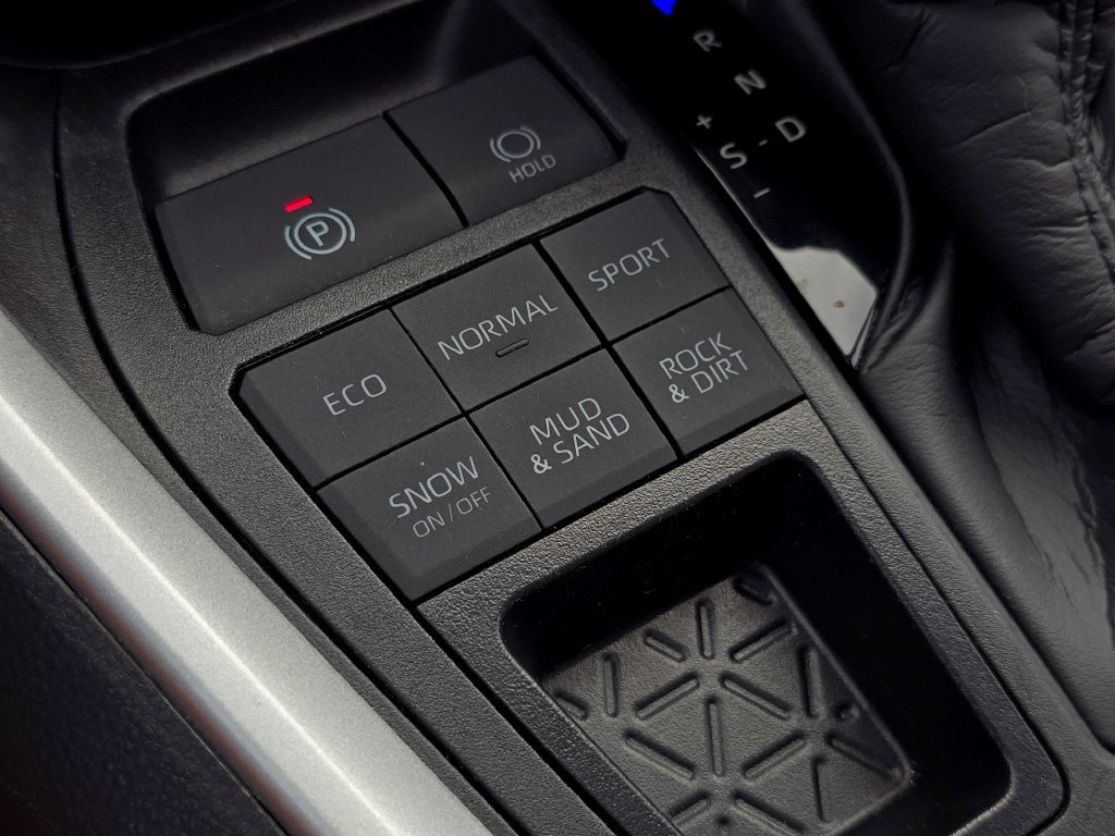 Certified Used 2025  Toyota XLE image 33
