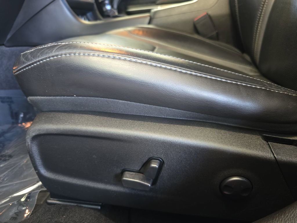 Used 2022 Black Dodge SXT image 31