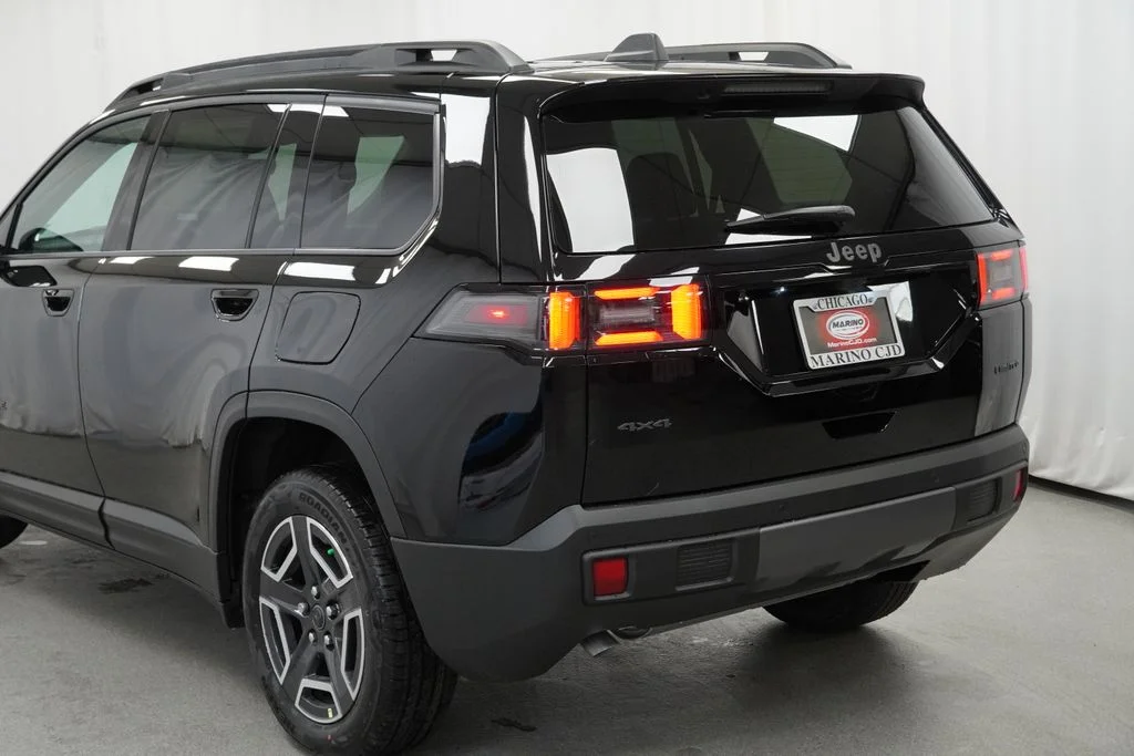 New 2026 Diamond Black Crystal Pearl-Coat Exterior Paint Jeep Limited image 12