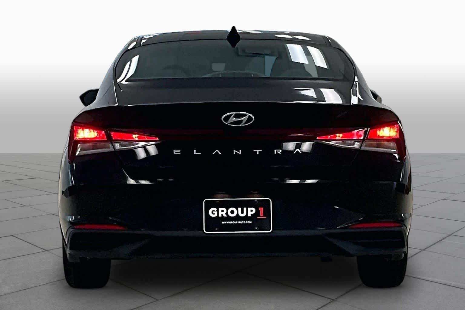 Used 2022 Phantom Black Hyundai SEL image 4