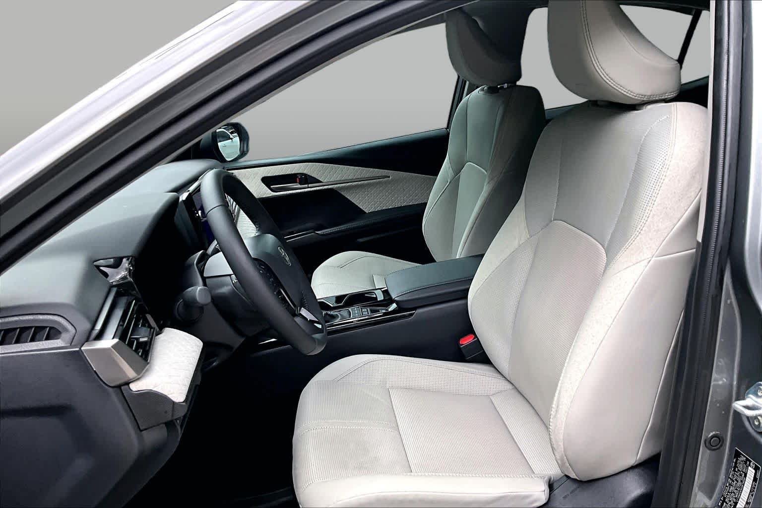 Used 2025 Heavy Metal Toyota XLE image 8