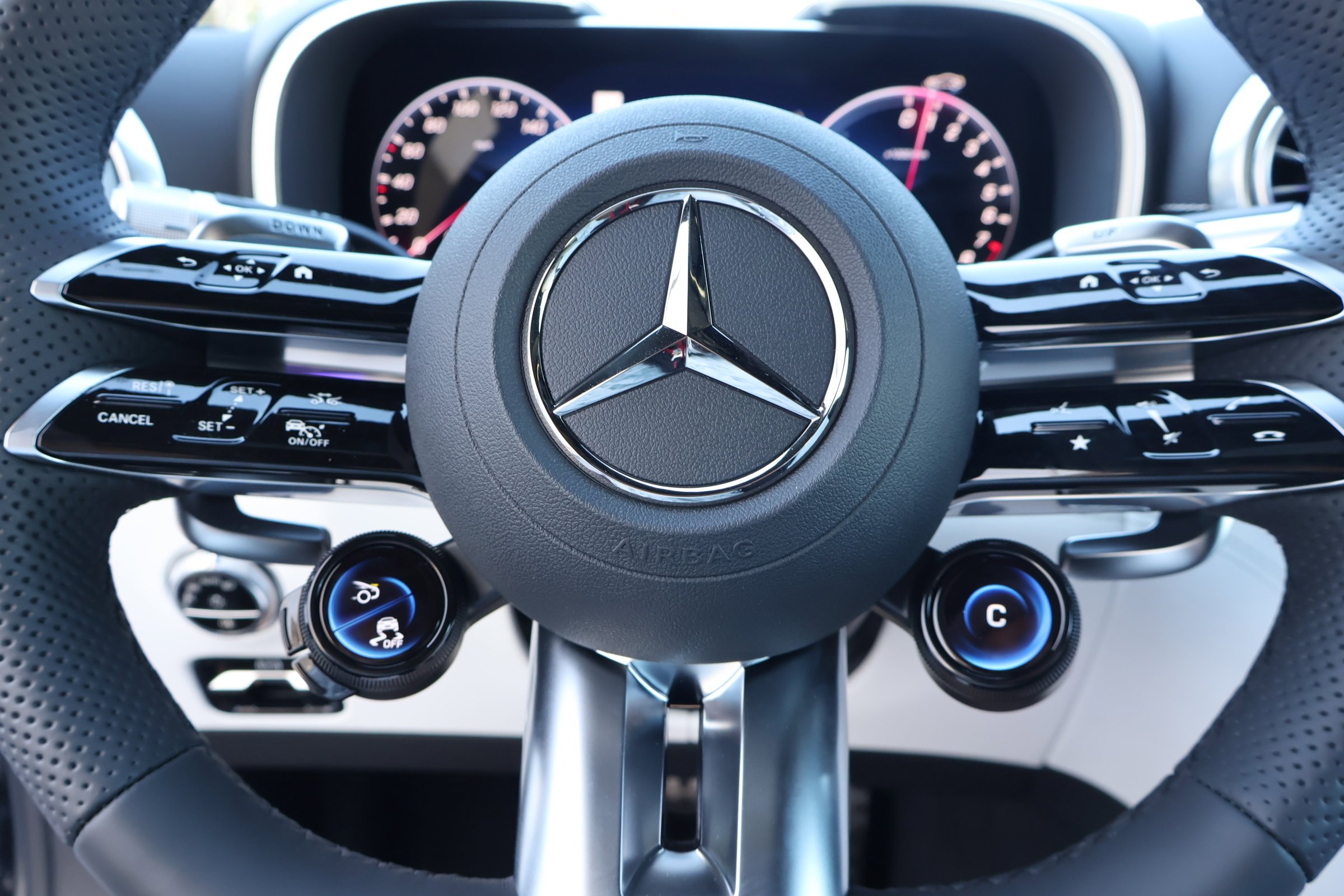 New 2026 MANUFAKTUR Night Black Magno Mercedes-Benz AMG® SL 63 S E Performance image 23