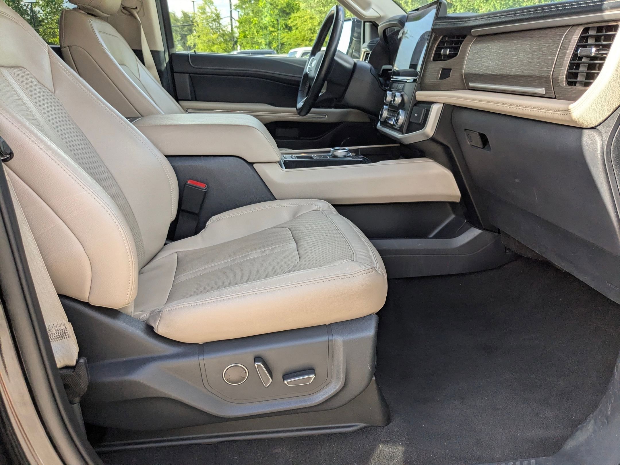 Used 2024 Black Metallic Ford Limited image 26