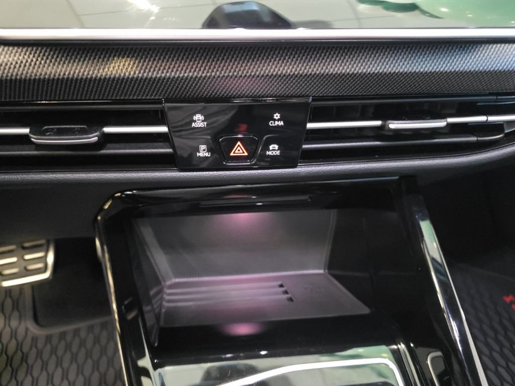 2025 Volkswagen Golf GTI SE - Photo 24