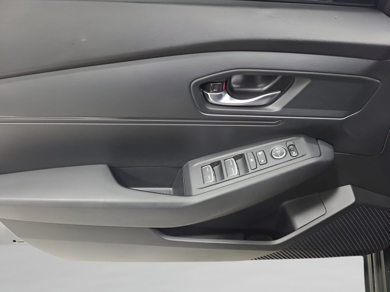 Used 2025 Meteorite Gray Metallic Honda LX image 17
