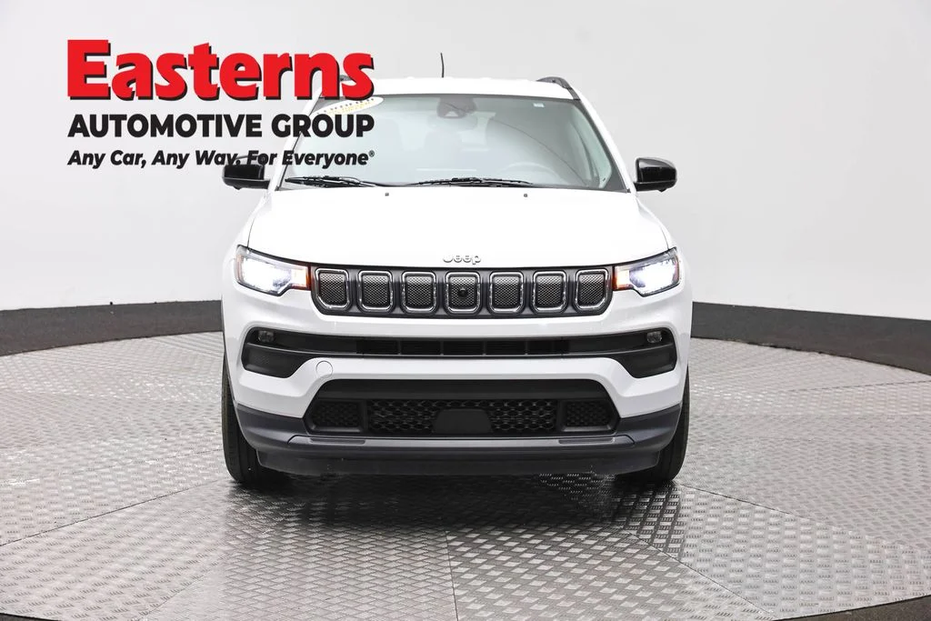 Used 2022 White Jeep Latitude image 2