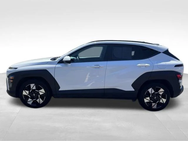 Used 2025 White Hyundai SEL image 4