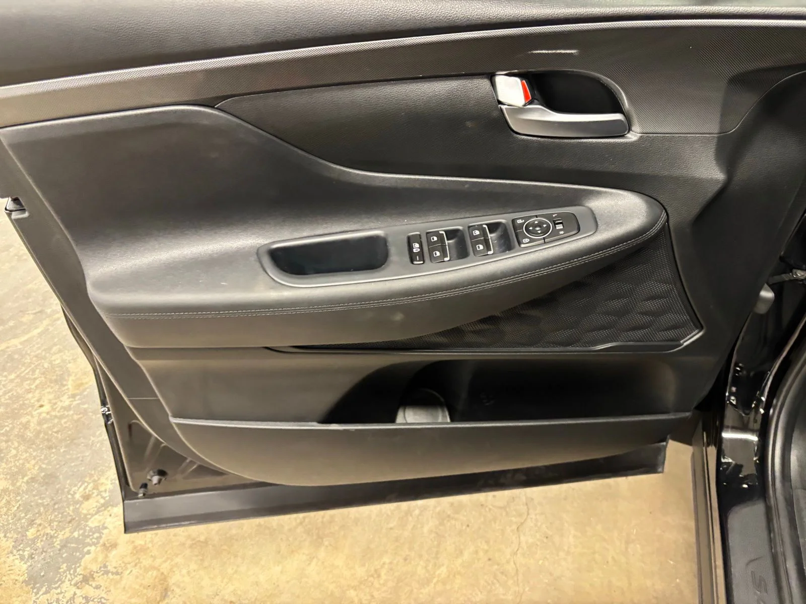 Used 2023 Black Hyundai SE image 18