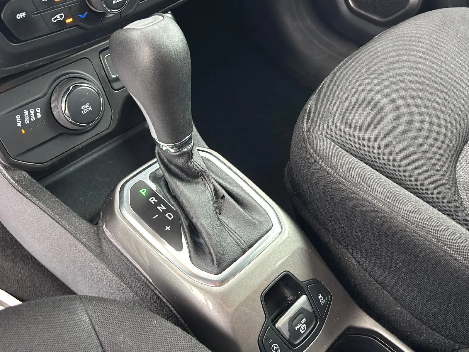 Used 2022 Alpine White Clearcoat Jeep Sport image 16