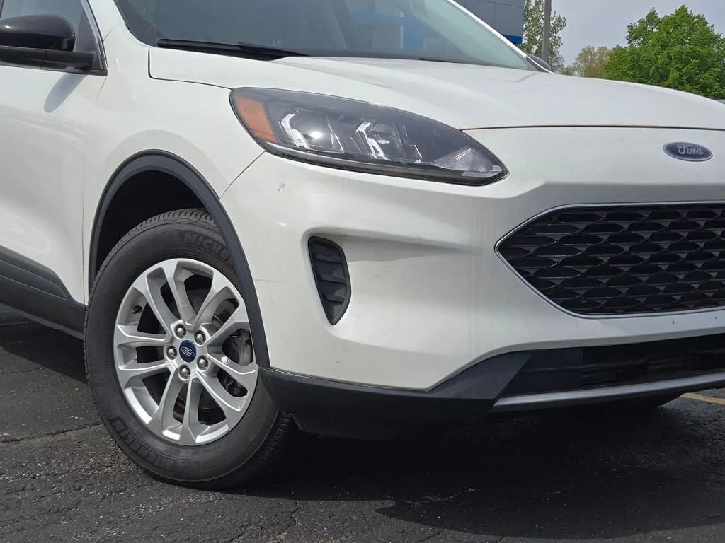 Used 2022 White Ford SE image 3
