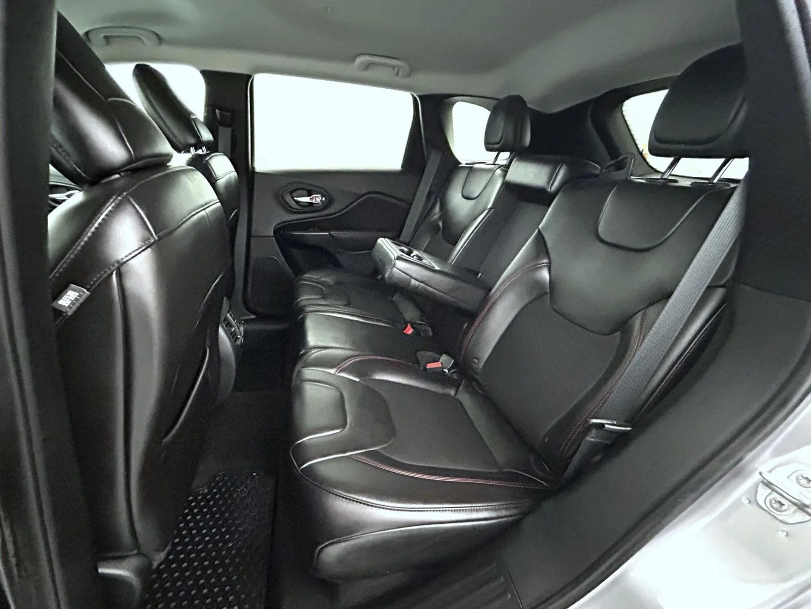 Used 2019 Silver Jeep Trailhawk image 19