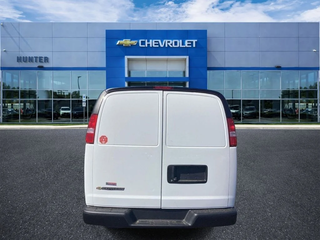 New 2026 Summit White Chevrolet WT image 3