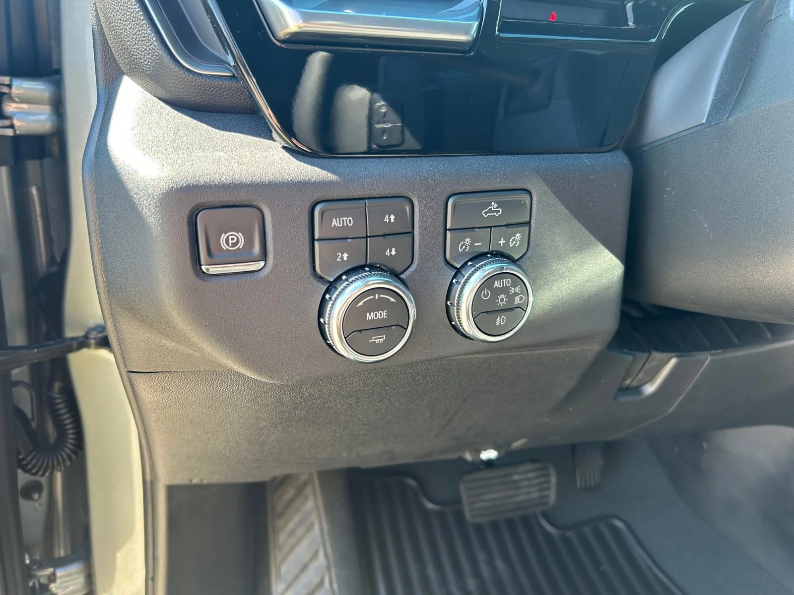 New 2026 Sterling Metallic GMC Elevation image 15
