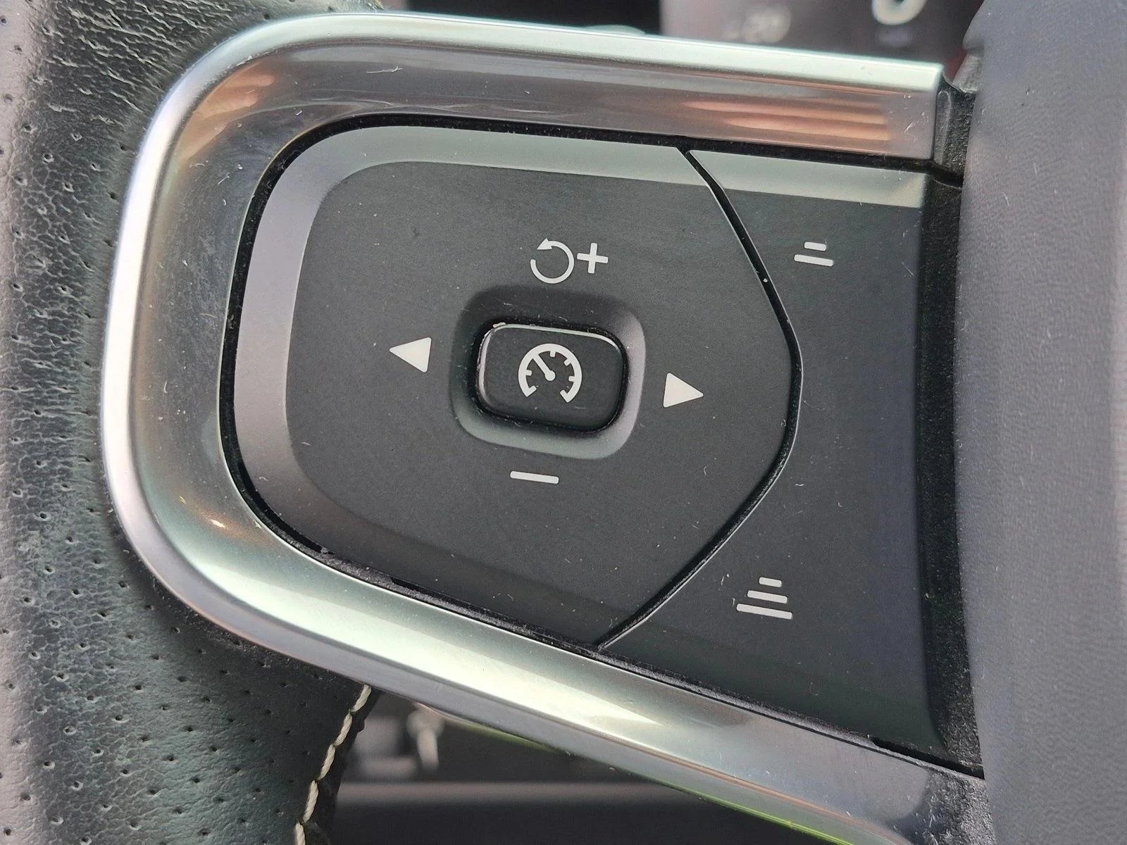 Used 2020 Gray Volvo R-Design image 14