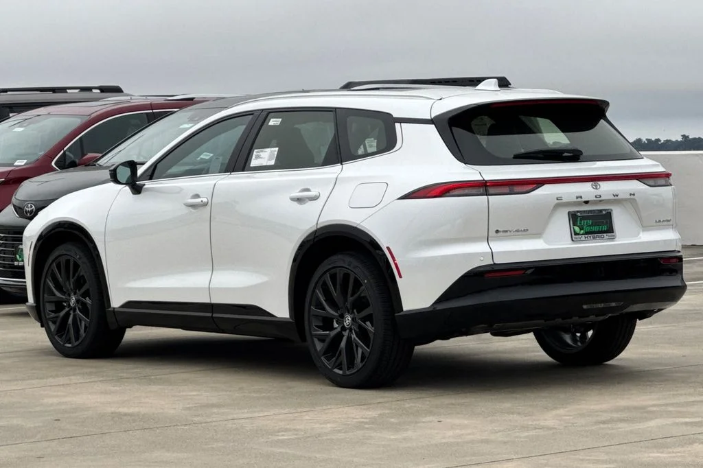 New 2026 Oxygen White <sup>1</sup> Toyota  Limited image 6