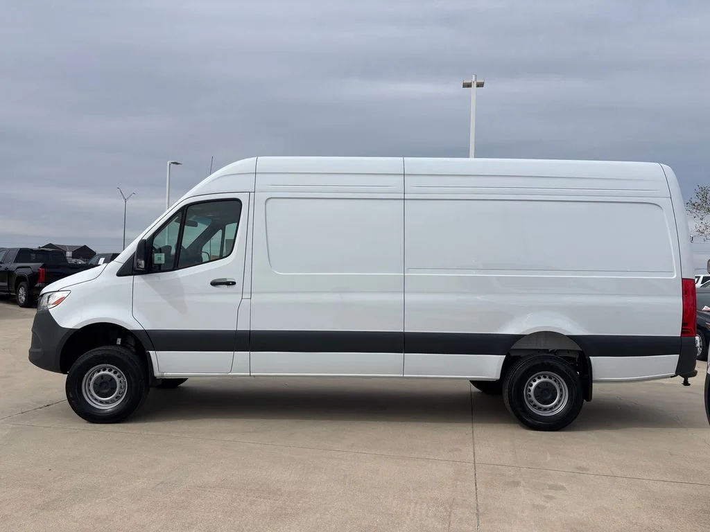 Used 2025  Mercedes-Benz Cargo 170 WB image 2