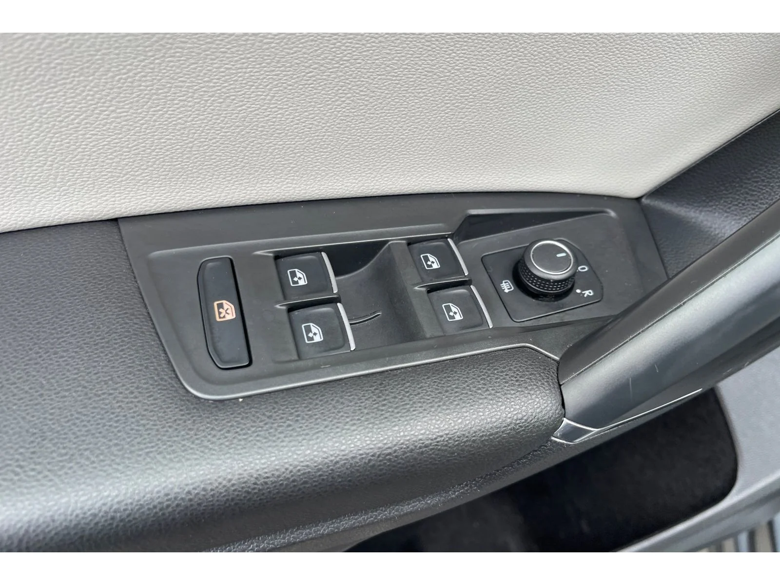 Used 2020 Platinum Gray Metallic Volkswagen SE image 12