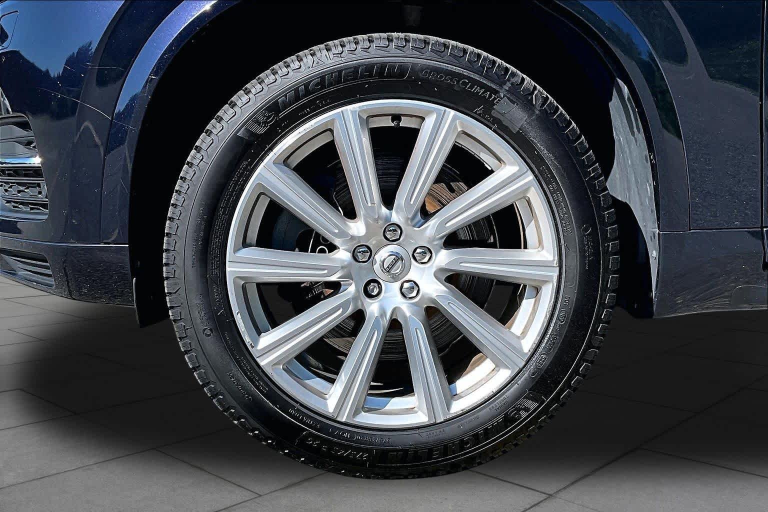 Used 2017 Magic Blue Metallic Volvo Inscription image 11