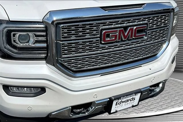 Used 2018 WHITE FROST TRICOAT GMC Denali image 34