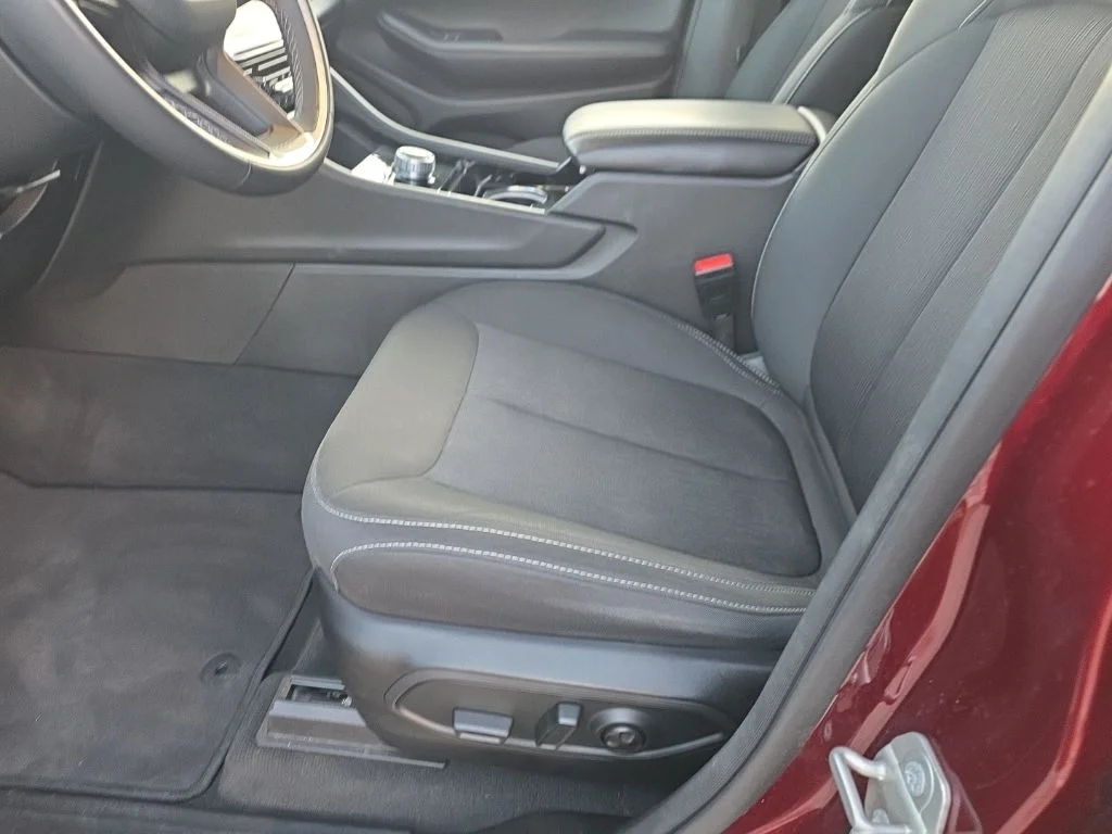 Used 2023 Red Jeep Laredo image 10