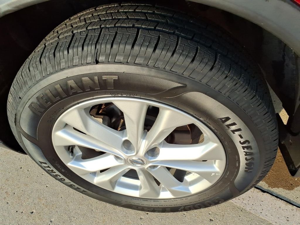 Used 2016 Cayenne Red Nissan SV image 19