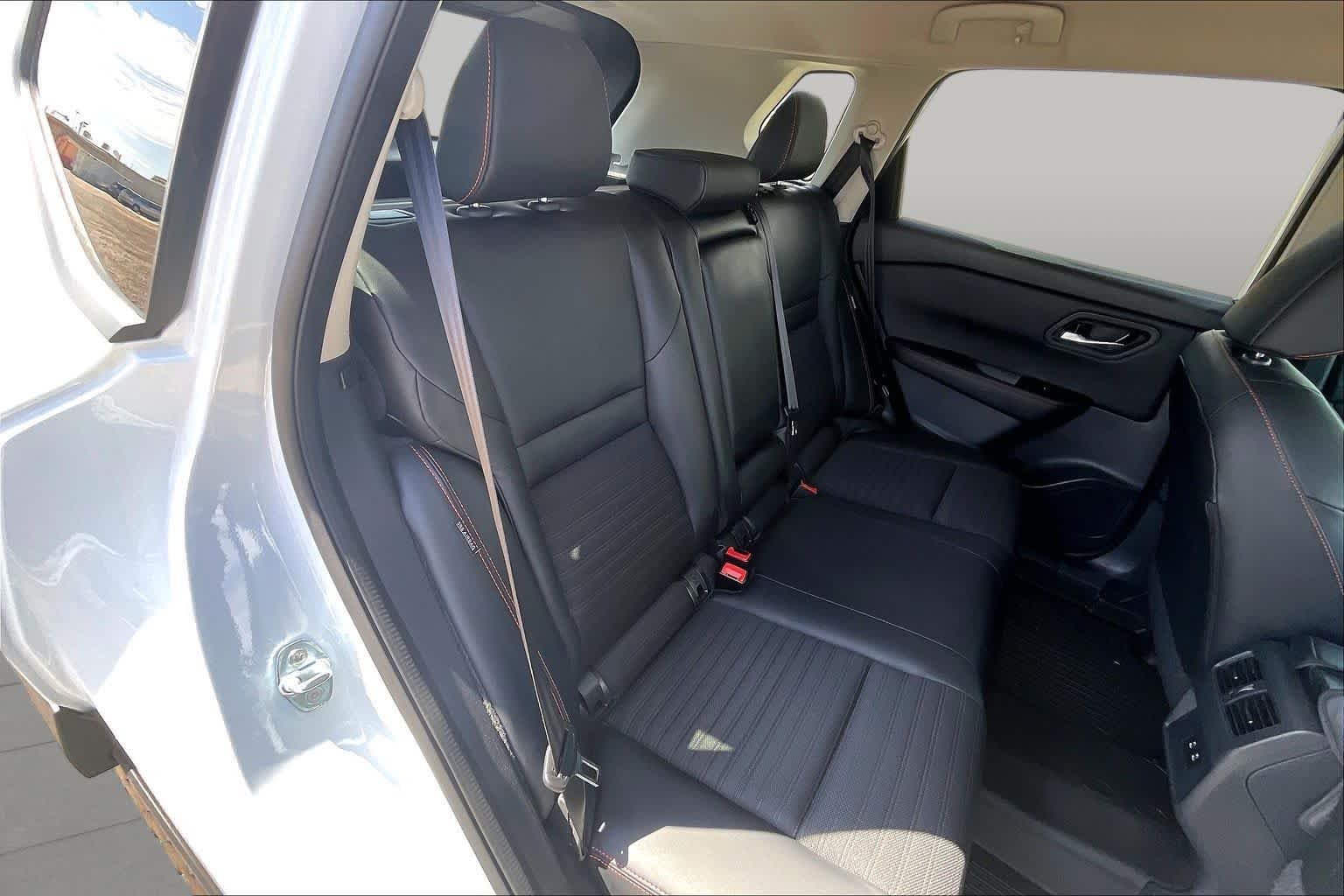 Used 2025 Everest White Pearl Nissan Rock Creek image 19