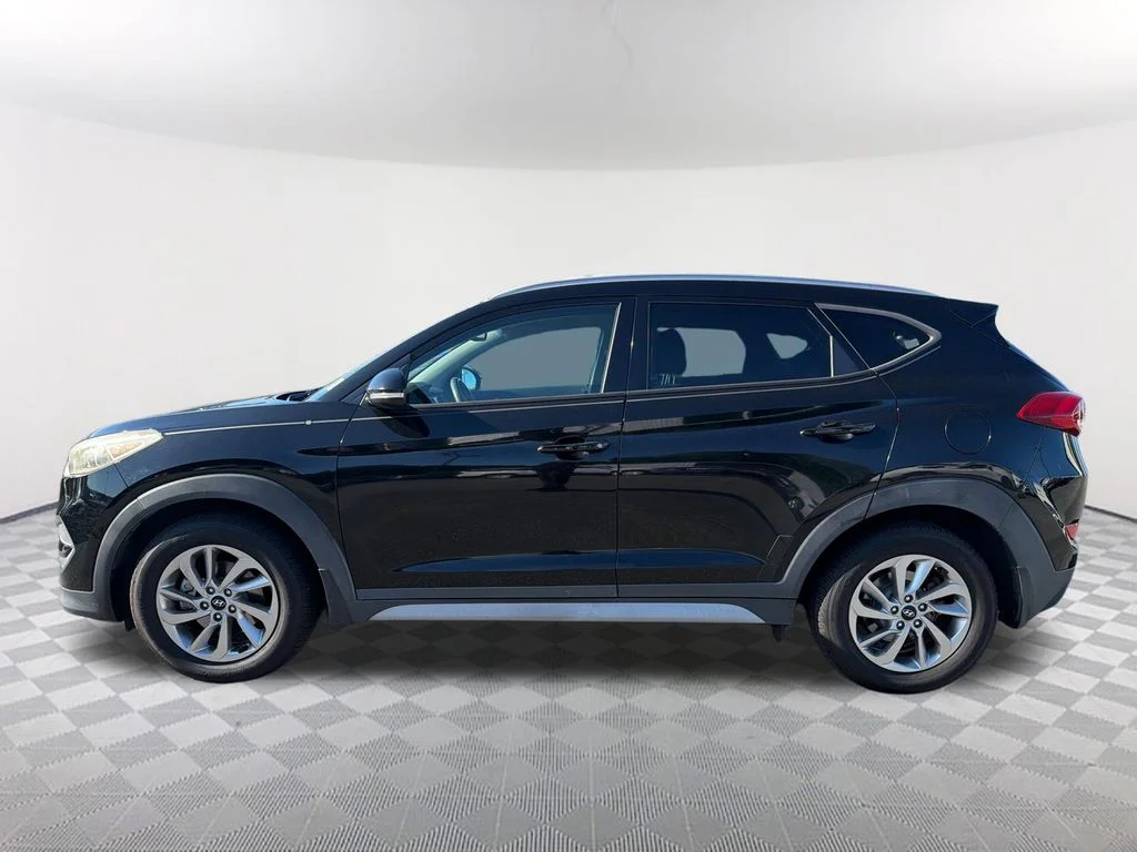 Used 2017 Black Hyundai SE Plus image 8