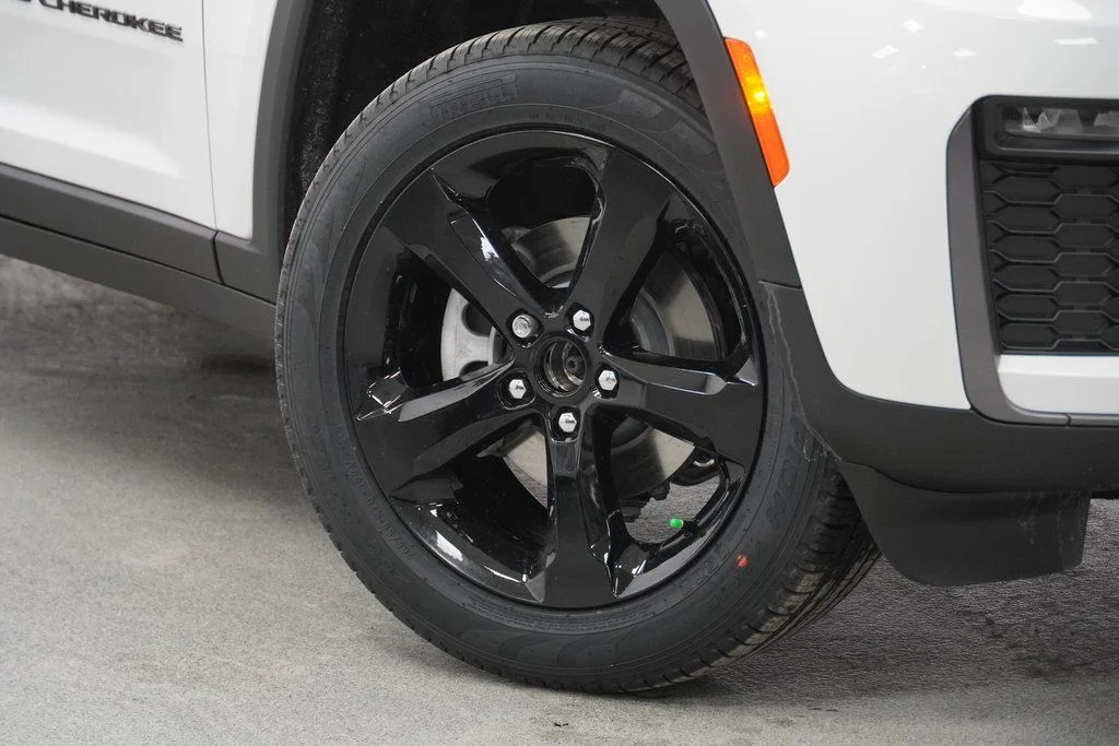 New 2026 Bright White Clear-Coat Exterior Paint Jeep Limited image 4