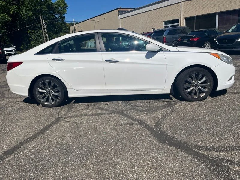 Used 2012 White Hyundai SE image 4