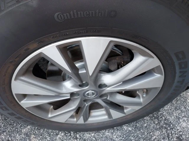 Used 2018 White Nissan SL image 2