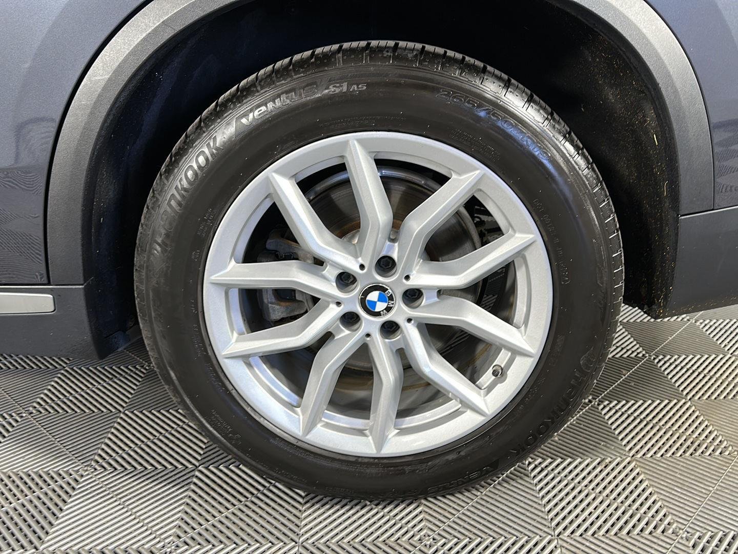 Used 2020 Arctic Gray Metallic BMW xDrive40i image 9