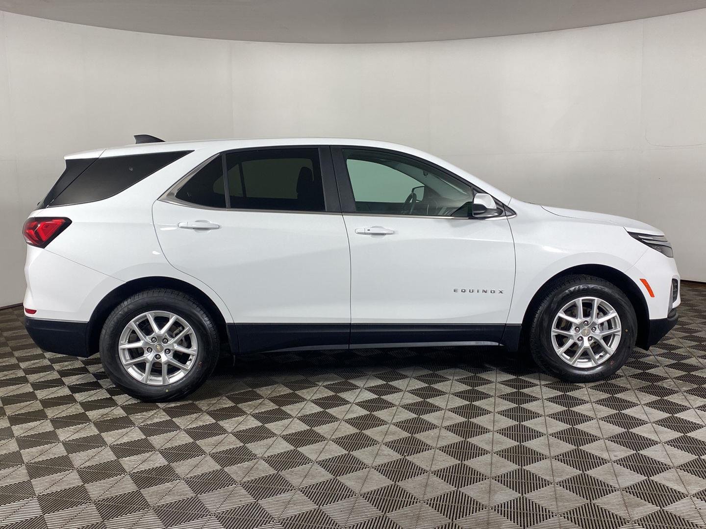 Used 2024 Summit White Chevrolet LT image 4
