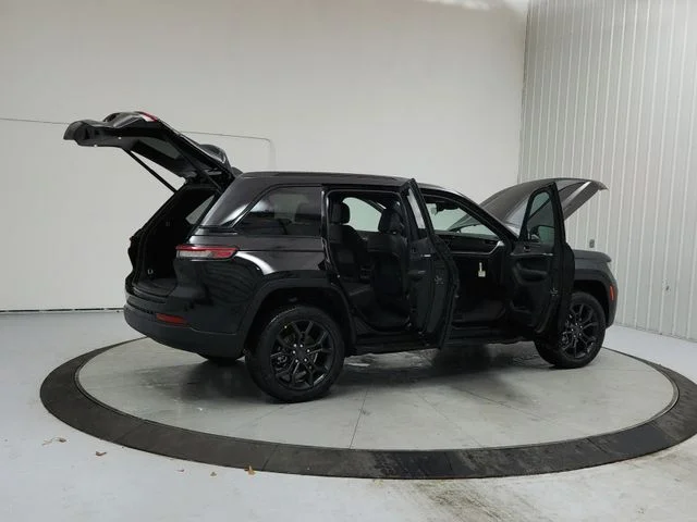 New 2025 Diamond Black Crystal Pearl-Coat Exterior Paint Jeep Limited image 15