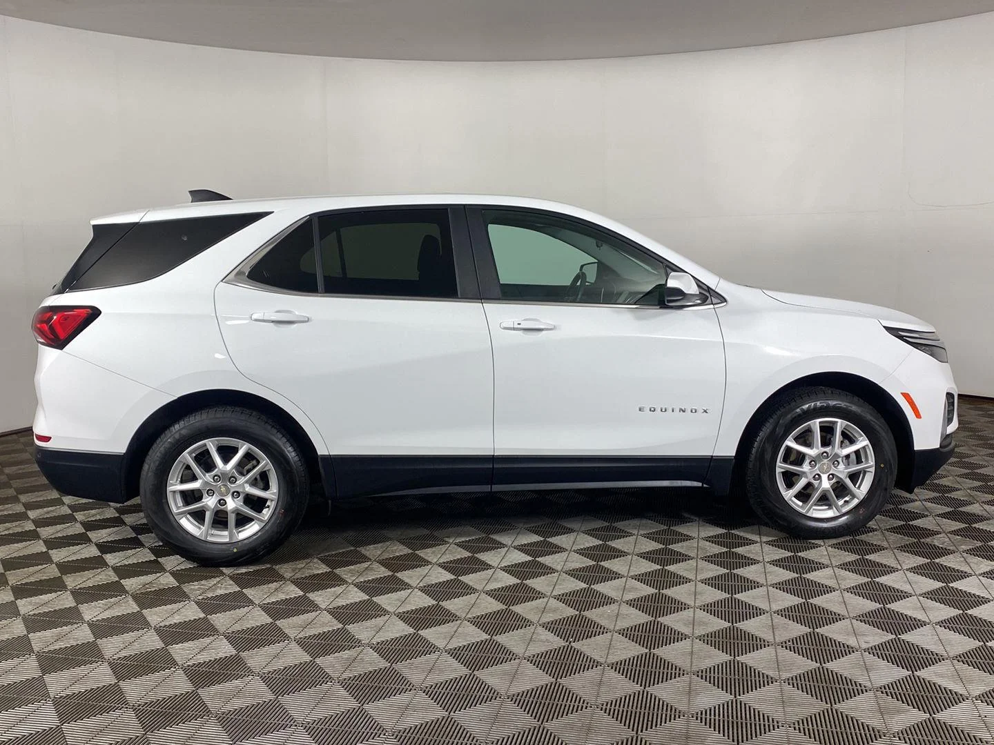 Used 2024 Summit White Chevrolet LT image 4